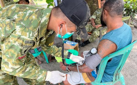 Yonif TP 860/NSK Hadir di Pantai Ronggaiwa, Warga Dapat Pemeriksaan Kesehatan Gratis