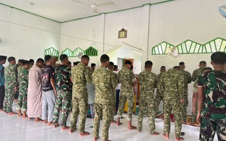 Giat SAJADAH, Prajurit Yonif TP 860/NSK Sholat Jumat Bersama Warga Waropen
