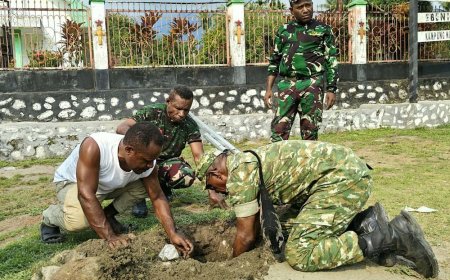 Dukung Aktivitas Positif Generasi Muda, Satgas TMMD ke-130 Kodim 1701/Jayapura Perbaiki Lapangan Voli