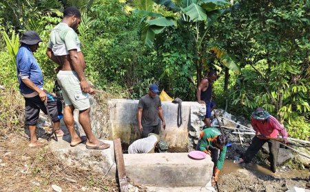 Gotong Royong TNI dan Warga Warnai Revitalisasi Bak Air Bersih di Sabron Sari