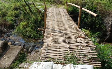 Prihatin Kondisi Jembatan Bambu Rapuh, Kodim 0712/Tegal Akan Bangun Jembatan Beton Merah Putih di Kali Penasan Sokasari Bumijawa