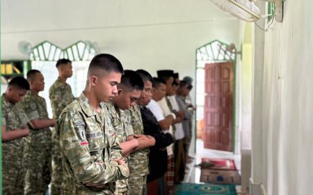 SAJADAH, Prajurit Yonif TP 860/NSK Sholat Jumat Bersama Warga Waropen