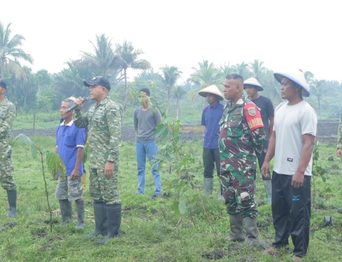Tanam 150 Pohon Matoa, Yonif TP 860/NSK dan Warga Baino Jaya Sambut HUT ke-81 TNI