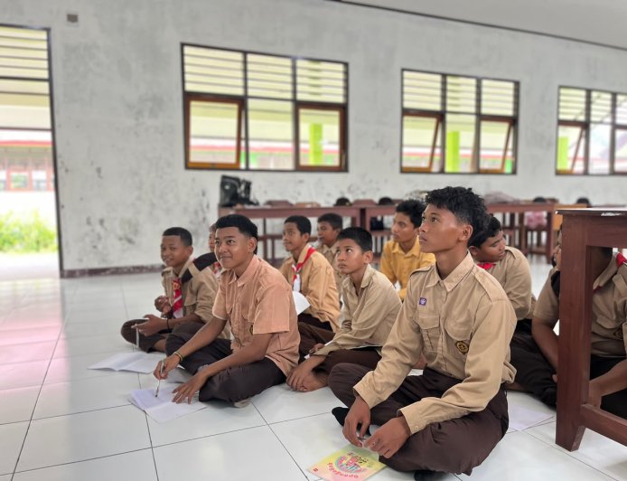 TEKAD Yonif TP 860/NSK, Prajurit Mengajar dengan Hati di SMP Islam At-Taqwa Waropen