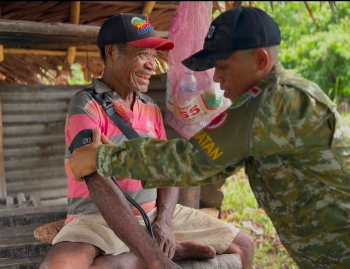 Sambut HUT TNI ke-81, Yonif TP 860/NSK Turun Langsung Layani Kesehatan Warga SP VII Waropen