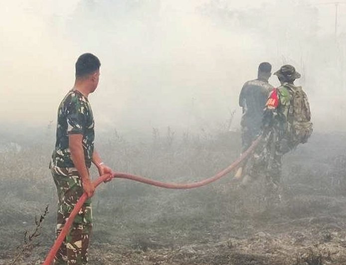 Kebersamaan Babinsa, TNI dan Masyarakat; Padamkan Api di Kampung Marga Mulya Merauke