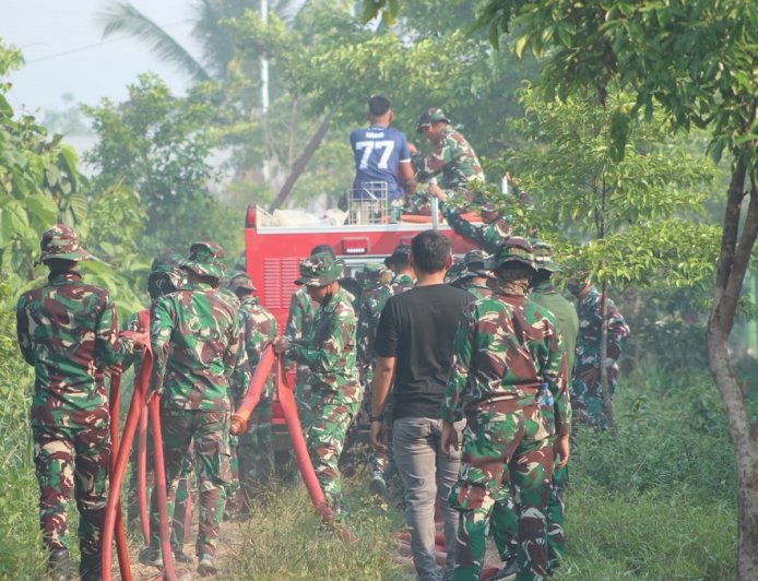 Sigap Tangani Karhutla, Damkar Yonif TP 804/DBAY Berhasil Kendalikan Kebakaran Hutan dan Lahan di Nabire
