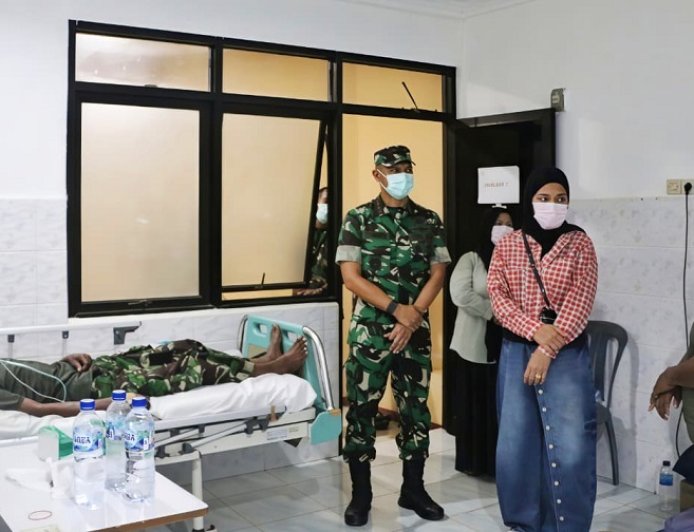 Tak Sekadar Memimpin, Dandim Jayapura Hadir Menguatkan Anggota yang Sakit