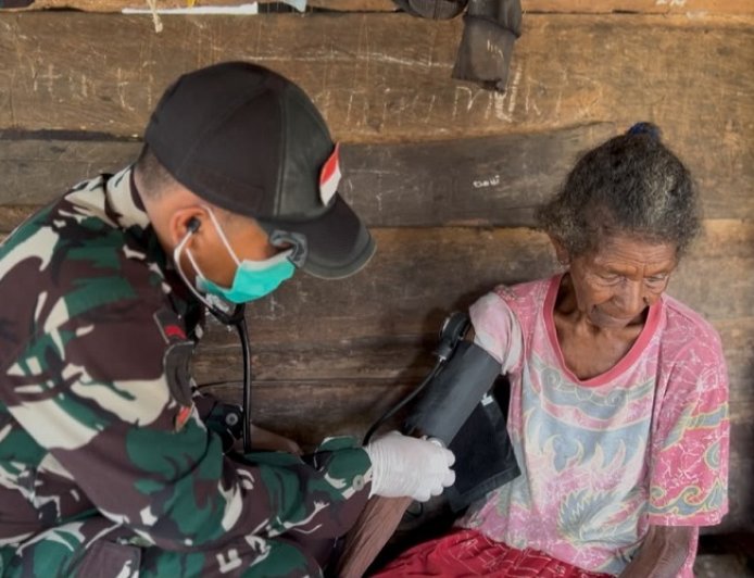 Yonif TP 860/NSK Gelar SI CEPAT, Layani Kesehatan Warga Kampung Botawa