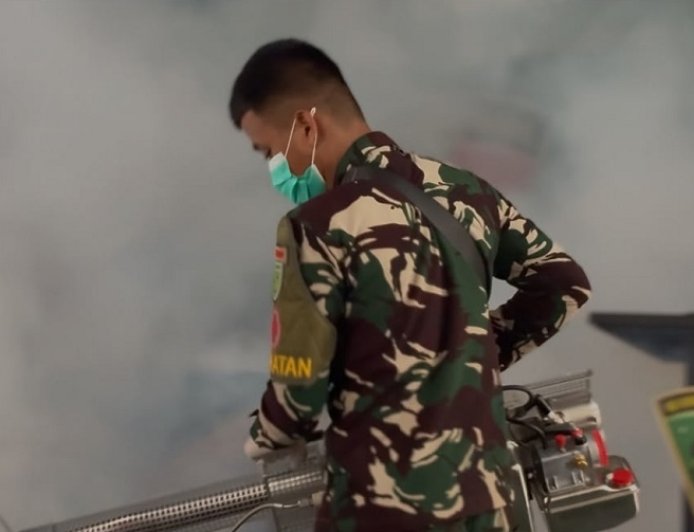 Cegah Malaria, Yonif TP 860/NSK Lakukan Fogging di Lingkungan Pangkalan