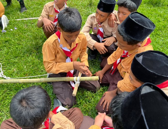 Yonif TP 860/NSK Latih Kepramukaan dan Wawasan Kebangsaan Siswa MTs Ma’arif NU Waropen
