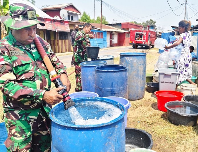 Hadir Untuk Masyarakat, Kodim 1707/Merauke Salurkan 8.000 Liter Air Bersih Kepada Warga Gudang Arang