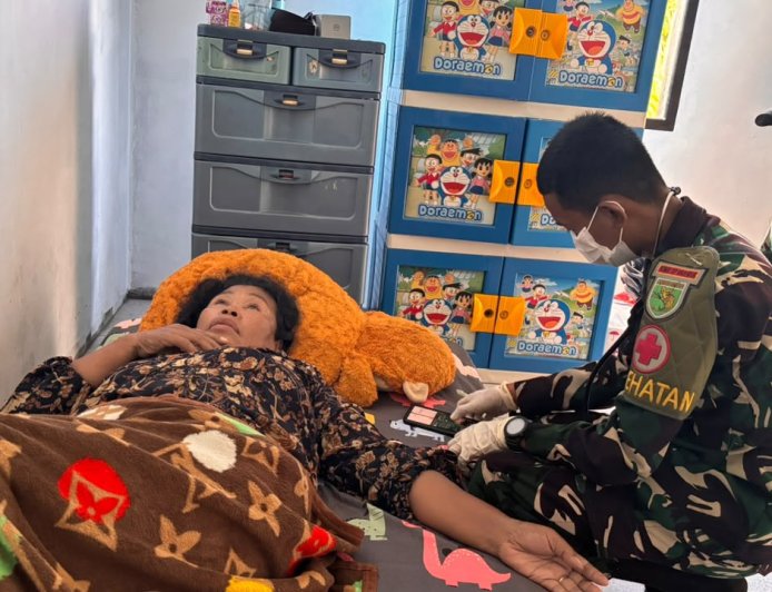 Si Cepat Yonif TP 860/NSK Datangi Rumah Warga untuk Berikan Pengobatan di Waropen