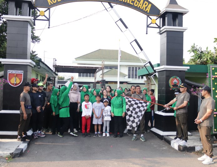 Semarak HUT ke-81 TNI Kodim Banjarnegara Gelar Jalan Sehat Pererat Kebersamaan Keluarga Besar