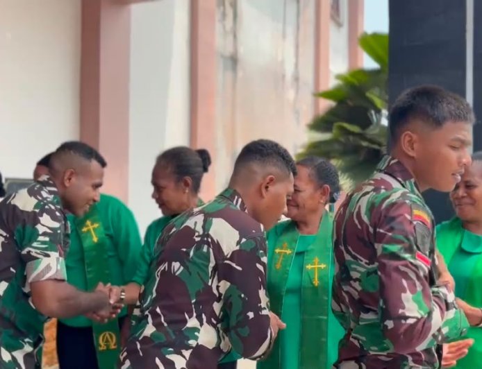 LONCENG, Prajurit Yonif TP 860/NSK Ibadah Bersama Jemaat GKI Betania Waren