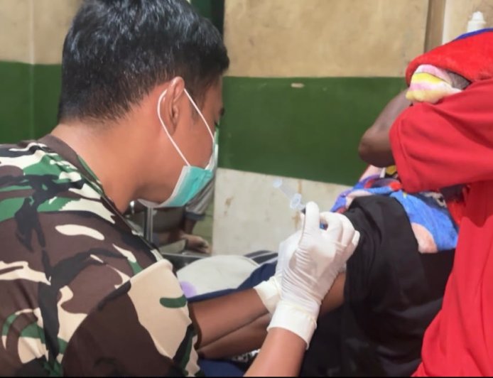 Si Cepat Yonif TP 860/NSK Datangi Rumah Warga untuk Berikan Layanan Kesehatan