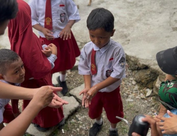 TEKAD Yonif TP 860/NSK, Ajarkan Siswa SD Inpres Waren 1 Cara Cuci Tangan yang Benar