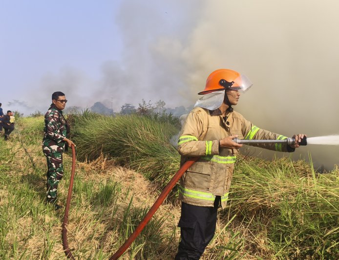 Babinsa Koramil 21/Tegal Selatan Bersama Tim Gabungan Padamkan Kebakaran Lahan Seluas 3 Hektare di Kelurahan Kalinyamat Wetan