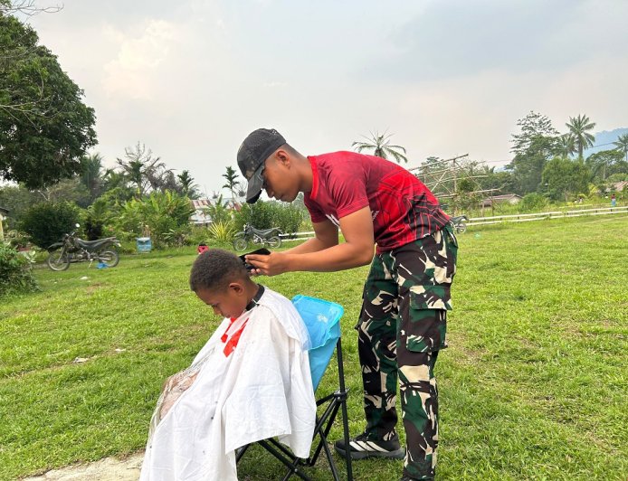 Melalui Program KASTURI Yonif TP 814/JZA: Wujud Kepedulian Rapikan Penampilan dan Bangkitkan Percaya Diri Anak-Anak Distrik Yapsi