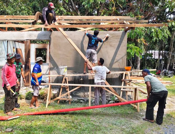 Gotong Royong dan Kepedulian Sosial Warnai TMMD ke-130 Kodim Jayapura di Kampung Sabron Sari