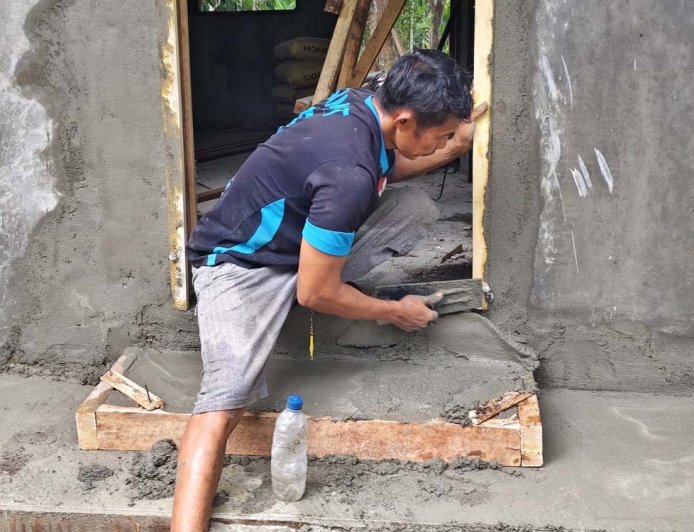 Sabtu di Sabron Sari: Personel TMMD ke-130 Bergerak Rehabilitasi Rumah Warga