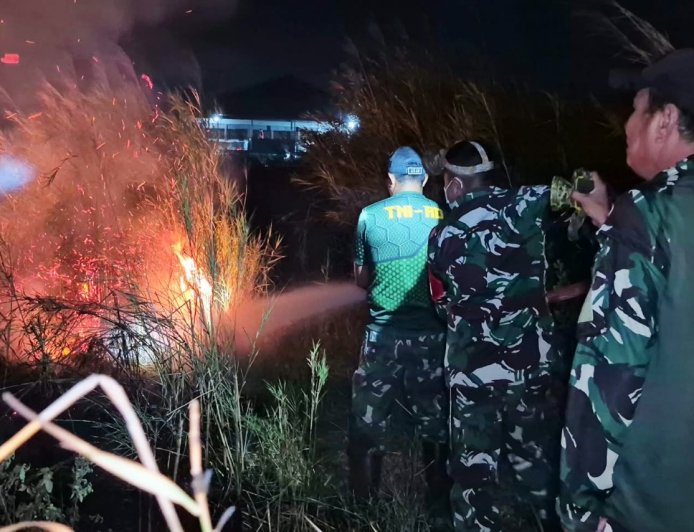 Gerak Cepat Prajurit Kodim 1707/Merauke, Bersama-Sama Padamkan Kebakaran Lahan di Wilayah Kelurahan Samkai