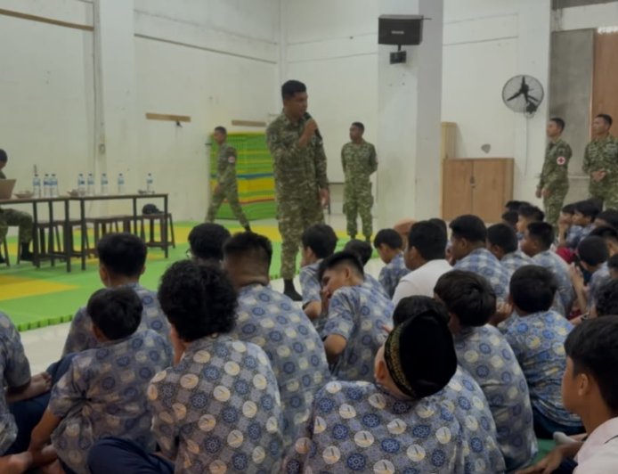 Yonif TP 820/DAAI Edukasi Siswa SMPIT Permata Papua tentang Bahaya Kabut Asap dan Penggunaan Masker