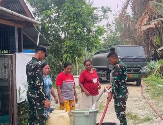 Yonif TP 820/DAAI Membagikan Air Bersih Kepada Masyarakat Nawaripi Kabupaten Mimika