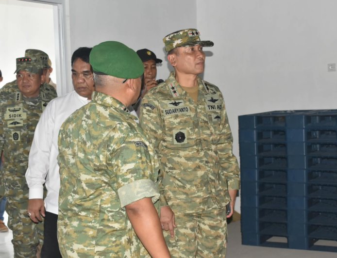 Pangdam IV/Diponegoro Tinjau KDKMP Kemantran dan Dukuhturi, Salurkan Bantuan Sembako kepada Masyarakat