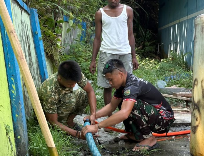 Yonif TP 860/NSK Salurkan 5.000 Liter Air Bersih untuk Gereja GKI Betania Waren