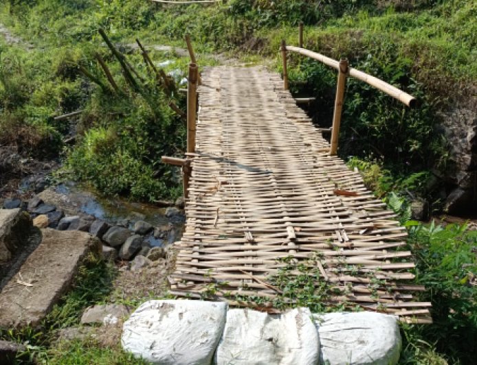 Prihatin Kondisi Jembatan Bambu Rapuh, Kodim 0712/Tegal Akan Bangun Jembatan Beton Merah Putih di Kali Penasan Sokasari Bumijawa