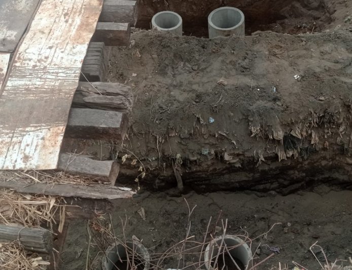 Gantikan Jembatan Kayu Lapuk dan Seng Bekas, Kodim 0712/Tegal Bangun Jembatan Beton Merah Putih di Kali Jarot Grobog Wetan