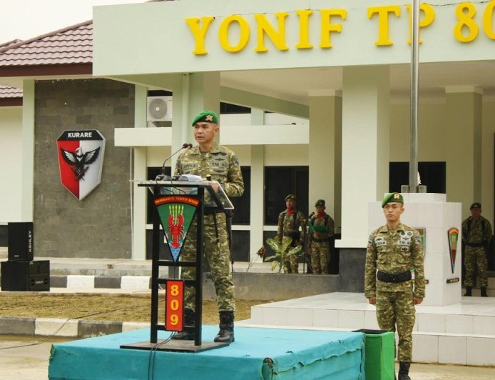 Yonif TP 809/NTM Gelar Upacara Memperingati Hari Sumpah Pemuda ke-98 Tahun 2026, Dilanjutkan Pemberian Penghargaan kepada Prajurit Berprestasi