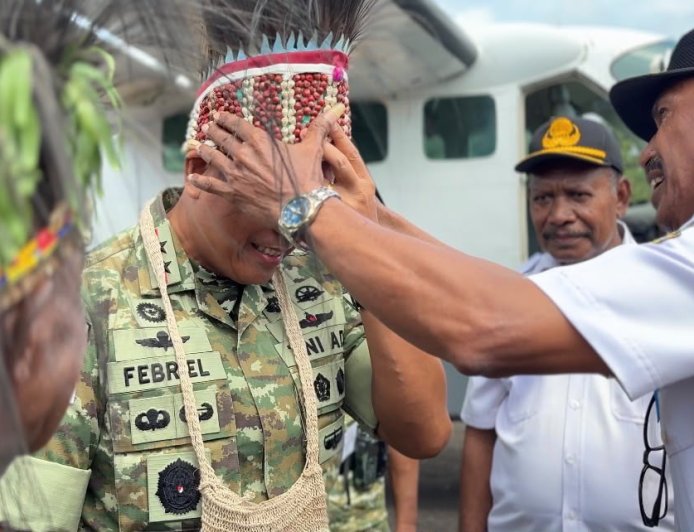 Disambut Tarian Adat Waropen, Pangdam XVII/Cenderawasih Kunjungi Yonif TP 860/NSK dan Tekankan Pengabdian kepada Rakyat