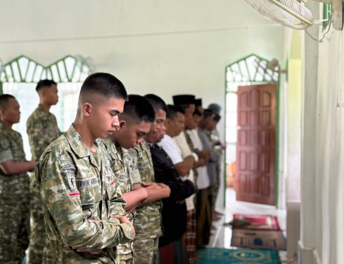 SAJADAH, Prajurit Yonif TP 860/NSK Sholat Jumat Bersama Warga Waropen