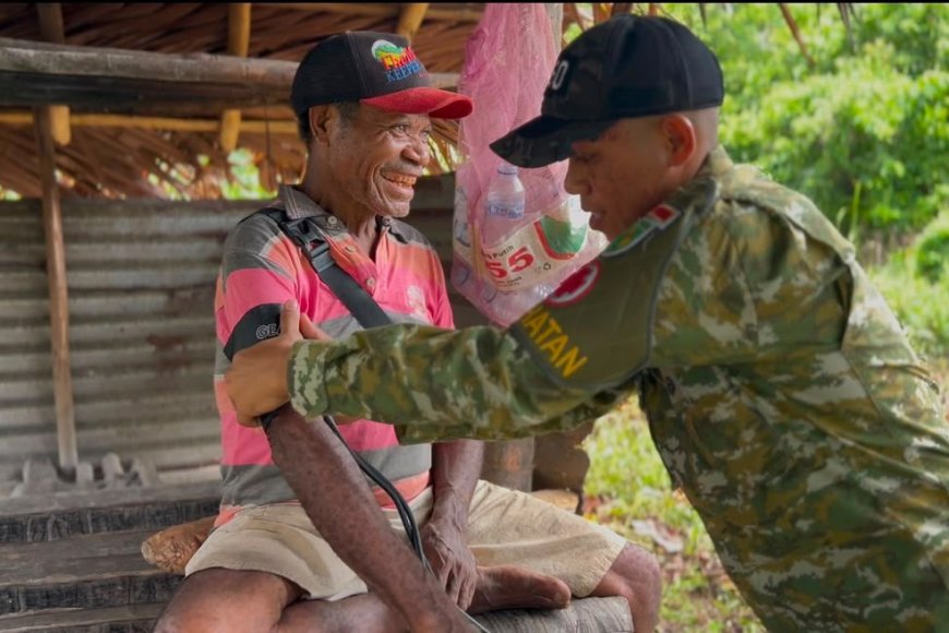 Sambut HUT TNI ke-81, Yonif TP 860/NSK Turun Langsung Layani Kesehatan Warga SP VII Waropen
