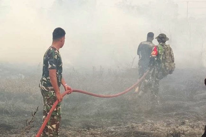 Kebersamaan Babinsa, TNI dan Masyarakat; Padamkan Api di Kampung Marga Mulya Merauke