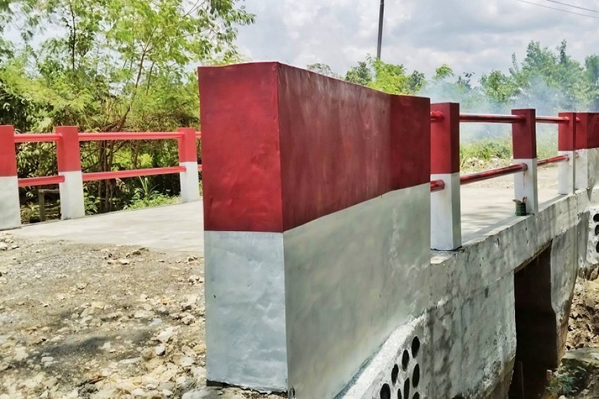 Gotong Royong Babinsa dan Warga Tuntaskan Finishing Jembatan Garuda Beton Kriko 2