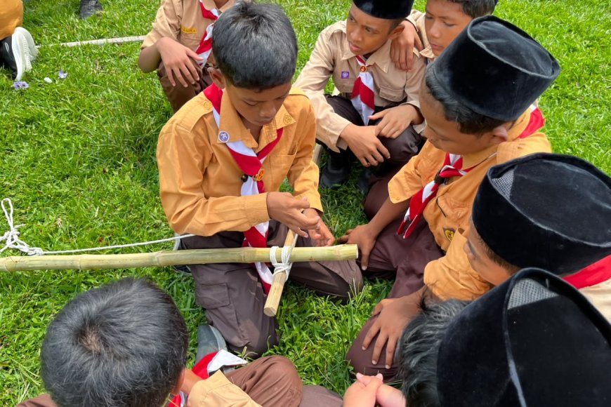 Yonif TP 860/NSK Latih Kepramukaan dan Wawasan Kebangsaan Siswa MTs Ma’arif NU Waropen