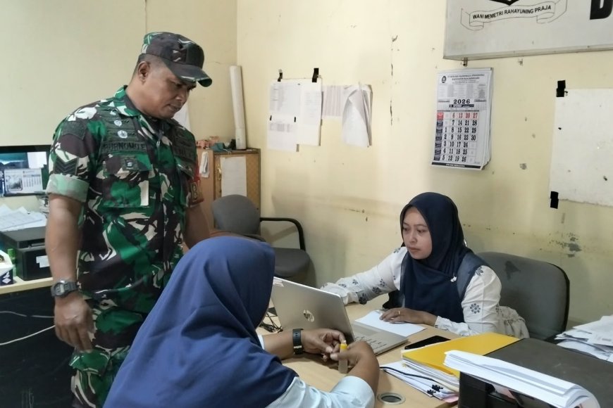 Babinsa Karangkobar Dampingi Warga Desa Karanggondang Urus Akta Kelahiran