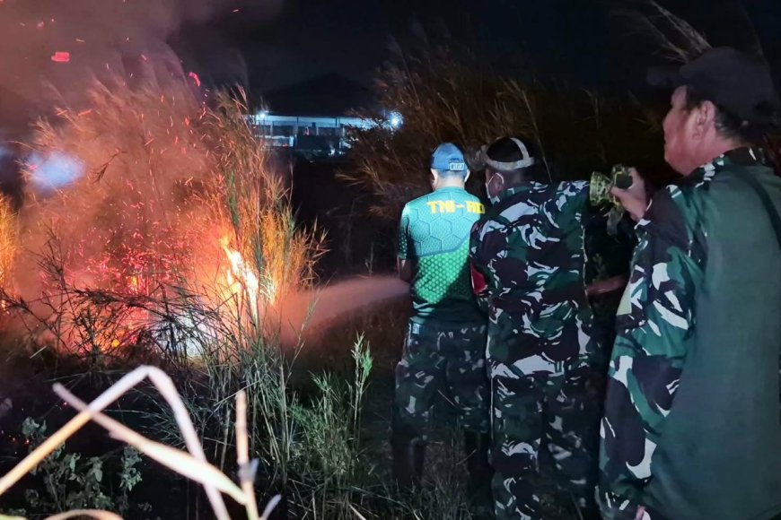 Gerak Cepat Prajurit Kodim 1707/Merauke, Bersama-Sama Padamkan Kebakaran Lahan di Wilayah Kelurahan Samkai