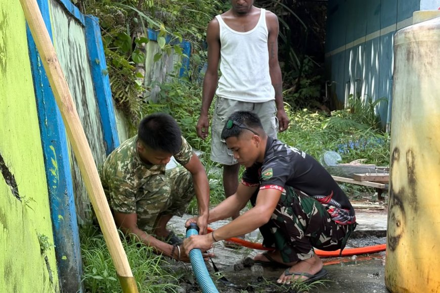 Yonif TP 860/NSK Salurkan 5.000 Liter Air Bersih untuk Gereja GKI Betania Waren
