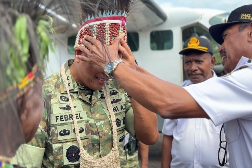 Disambut Tarian Adat Waropen, Pangdam XVII/Cenderawasih Kunjungi Yonif TP 860/NSK dan Tekankan Pengabdian kepada Rakyat