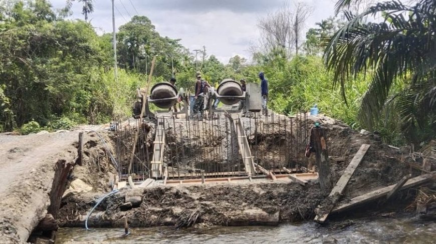 Babinsa dan Satgas Jembatan Garuda Percepat Pembangunan Infrastruktur di Keerom