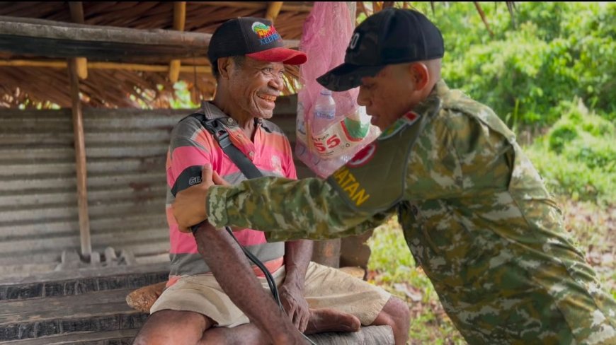 Sambut HUT TNI ke-81, Yonif TP 860/NSK Turun Langsung Layani Kesehatan Warga SP VII Waropen