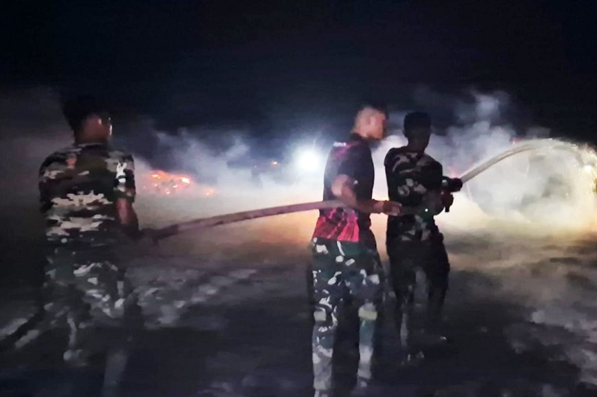 Prajurit TNI-AD dan Warga, Bersama-Sama Berjibaku Padamkan Kebakaran Lahan di Yaba Maru Merauke