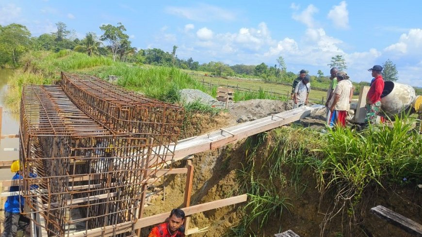 Bersama Warga, Babinsa Skanto Percepat Pembangunan Jembatan di Arsopura
