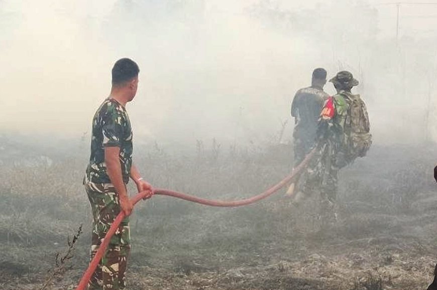 Kebersamaan Babinsa, TNI dan Masyarakat; Padamkan Api di Kampung Marga Mulya Merauke