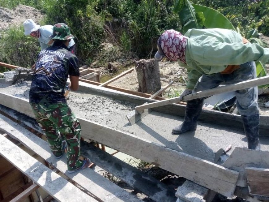 Satgas Jembatan Garuda Bersama Warga Lanjutkan Pengecoran Abutmen