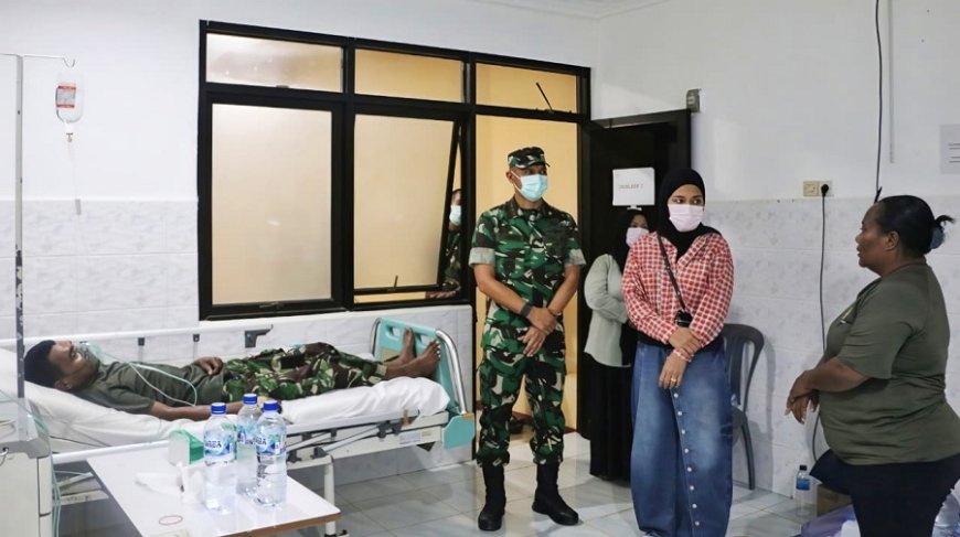 Tak Sekadar Memimpin, Dandim Jayapura Hadir Menguatkan Anggota yang Sakit